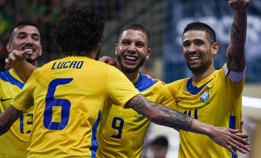 Seleção Brasileira de futsal conquista título com campanha invicta em São José dos Pinhais