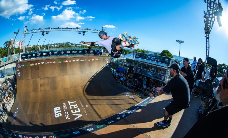Skatista paranaense Gui Khury iguala recorde de Bob Burnquist em evento internacional