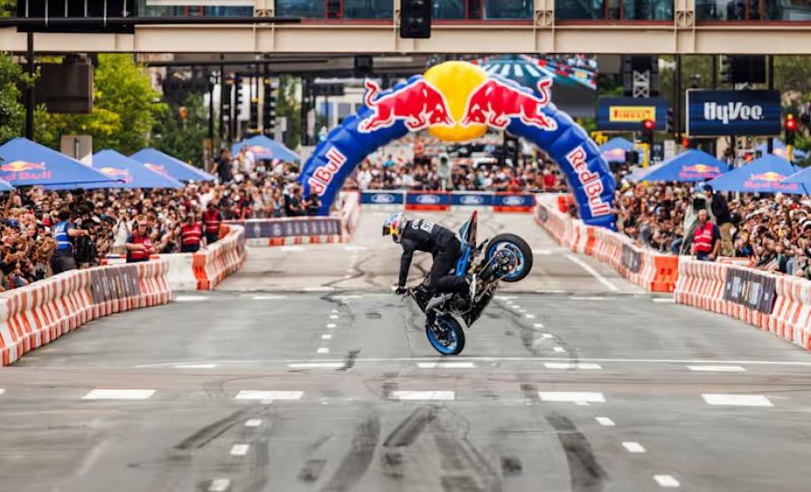 A principal atração será a exibição do lendário carro de Fórmula 1 RB7, que será pilotado por Patrick Friesacher