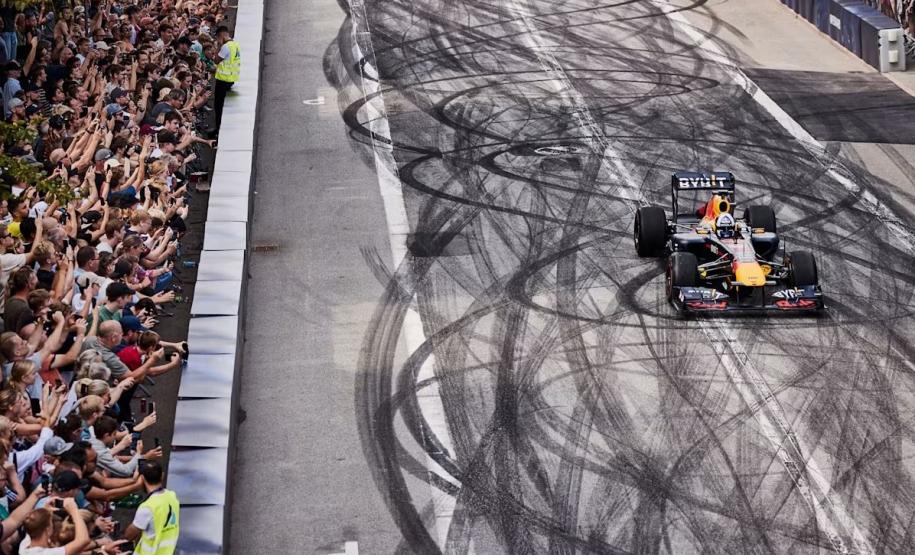 A principal atração será a exibição do lendário carro de Fórmula 1 RB7, que será pilotado por Patrick Friesacher