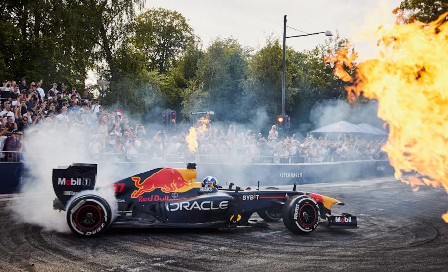 A principal atração será a exibição do lendário carro de Fórmula 1 RB7, que será pilotado por Patrick Friesacher