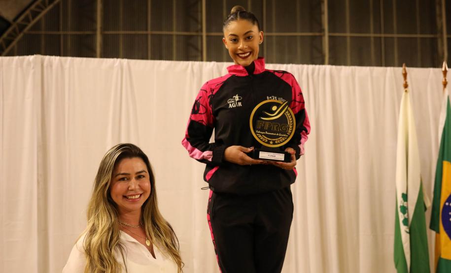 Ginástica Rítmica encanta público no ginásio da Secretaria do Esporte com presença de Barbara Domingos