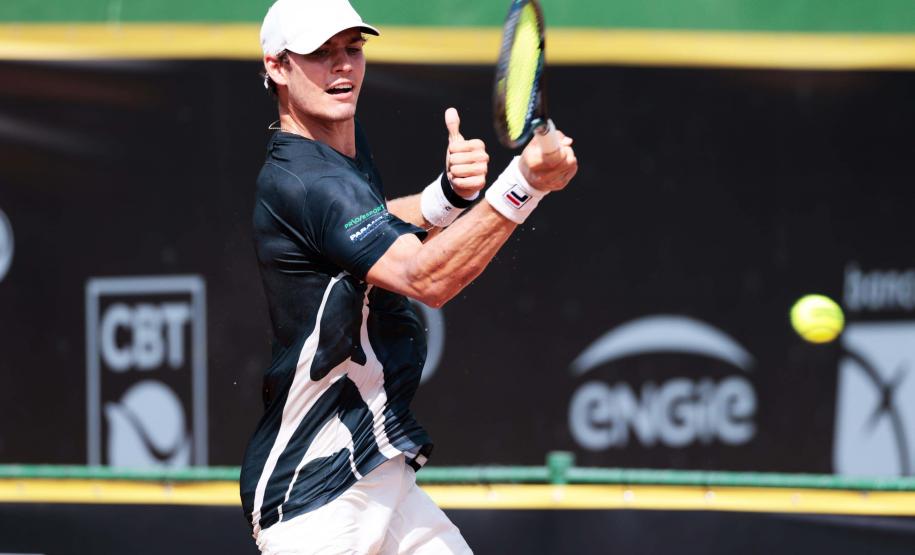 Paranaense de Londrina, o tenista João Bonini, 17 anos, conseguiu um feito ao se classificar para a disputa de três torneios de Grand Slam na categoria sub-17, os mais relevantes em nível internacional.