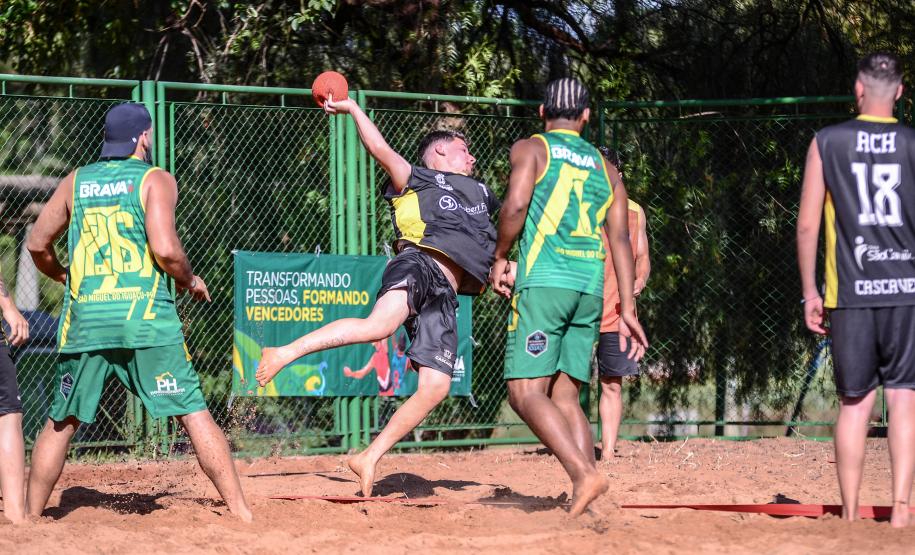 Os atletas competiram em modalidades como atletismo, badminton, bocha, bolão, ciclismo, ginástica rítmica, handebol de praia, natação, rugby, tênis, tênis de mesa e xadrez