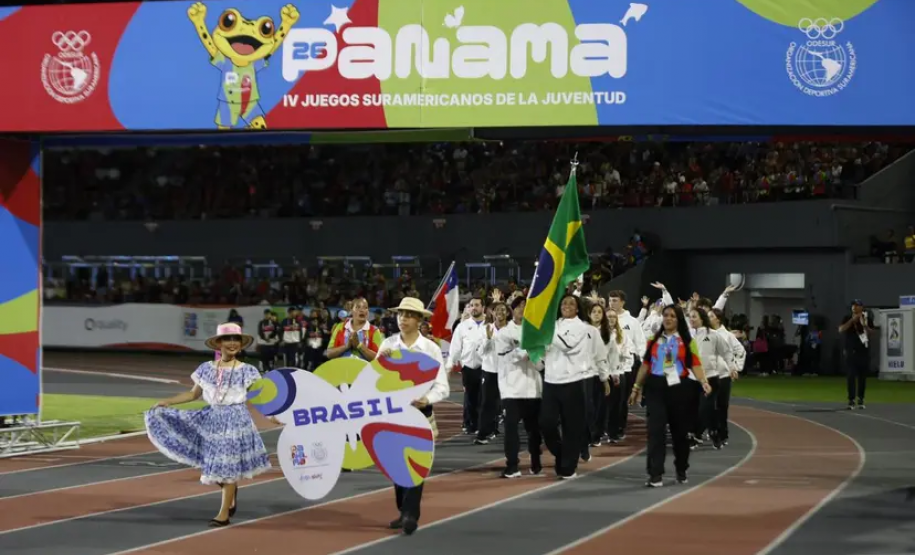Delegação brasileira desfilando na abertura dos jogos