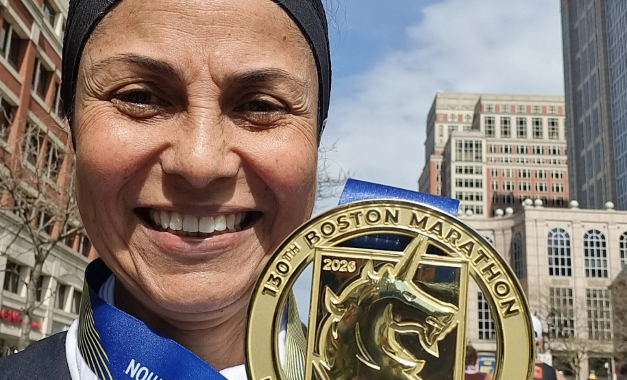 Marcia Simoni, servidora da SEES, com a medalha da Maratona de Boston