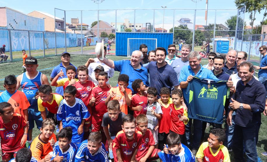 Inauguração O governador Carlos Massa Ratinho Junior, o prefeito de Curitiba, Rafael Greca, e o presidente da Paraná Esporte, Helio Wirbiski, inauguraram neste sábado (02) um parque esportivo no Bairro Novo. A estrutura conta com quadra de futebol com grama sintética, pista de skate com oito obstáculos e quadra poliesportiva. Curitiba,02/02/2019 - Foto: Rodrigo Félix Leal/ANPr