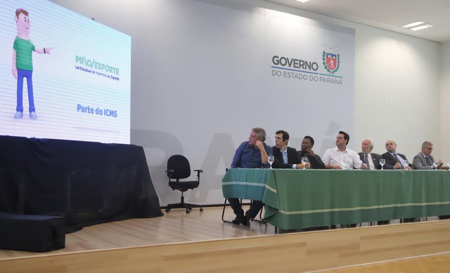 Governador Carlos Massa Ratinho Junior e o ex-jogador de futebol Pelé, lançam campanha do Governo do Estado para incentivar cidadãos e empresas a apoiarem projetos esportivos por meio da destinação de impostos. - Curitiba, 13/03/2019 - Foto: José Fernando Ogura/ANPr
