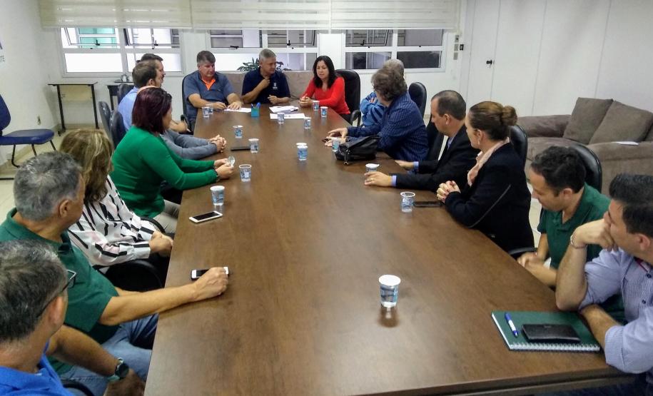 Assinatura termo de cooperação Esporte Paraná e SMELJ