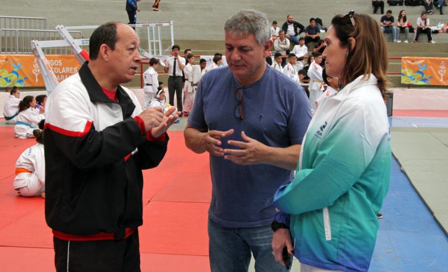 Coordenadora geral dos JEPS, Márcia Tomadon e o diretor-presidente da Esporte Paraná, Helio Wirbiski.