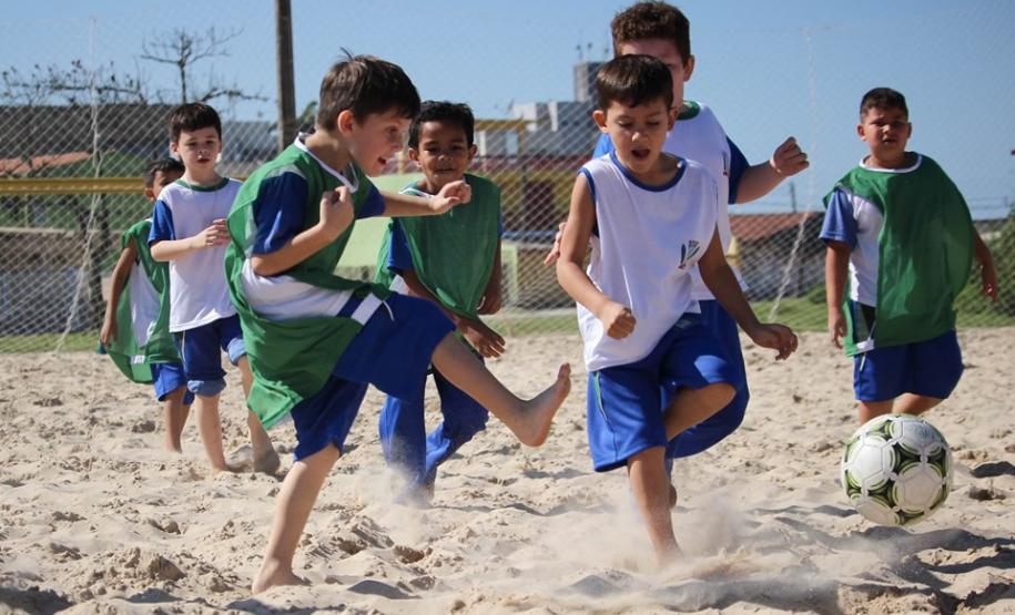 Clínica de beach soccer realizada na rotatória em Matinhos