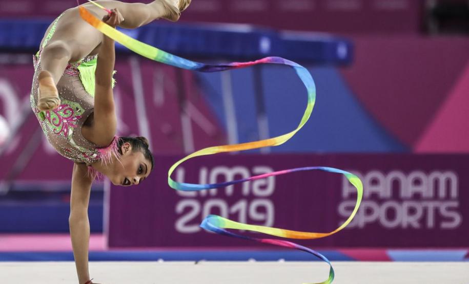 Bárbara Domingos, medalha de prata na prova fita da Ginástica Rítmica.