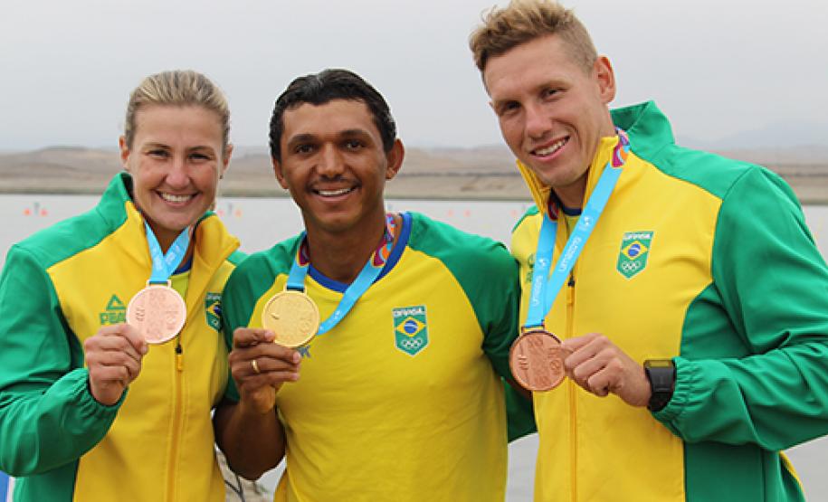 Medalhistas de bronze Ana Paula Vergutz - Canoagem Velocidade - K1 500 e Vagner Souta - Canoagem Velocidade - K1 1000.